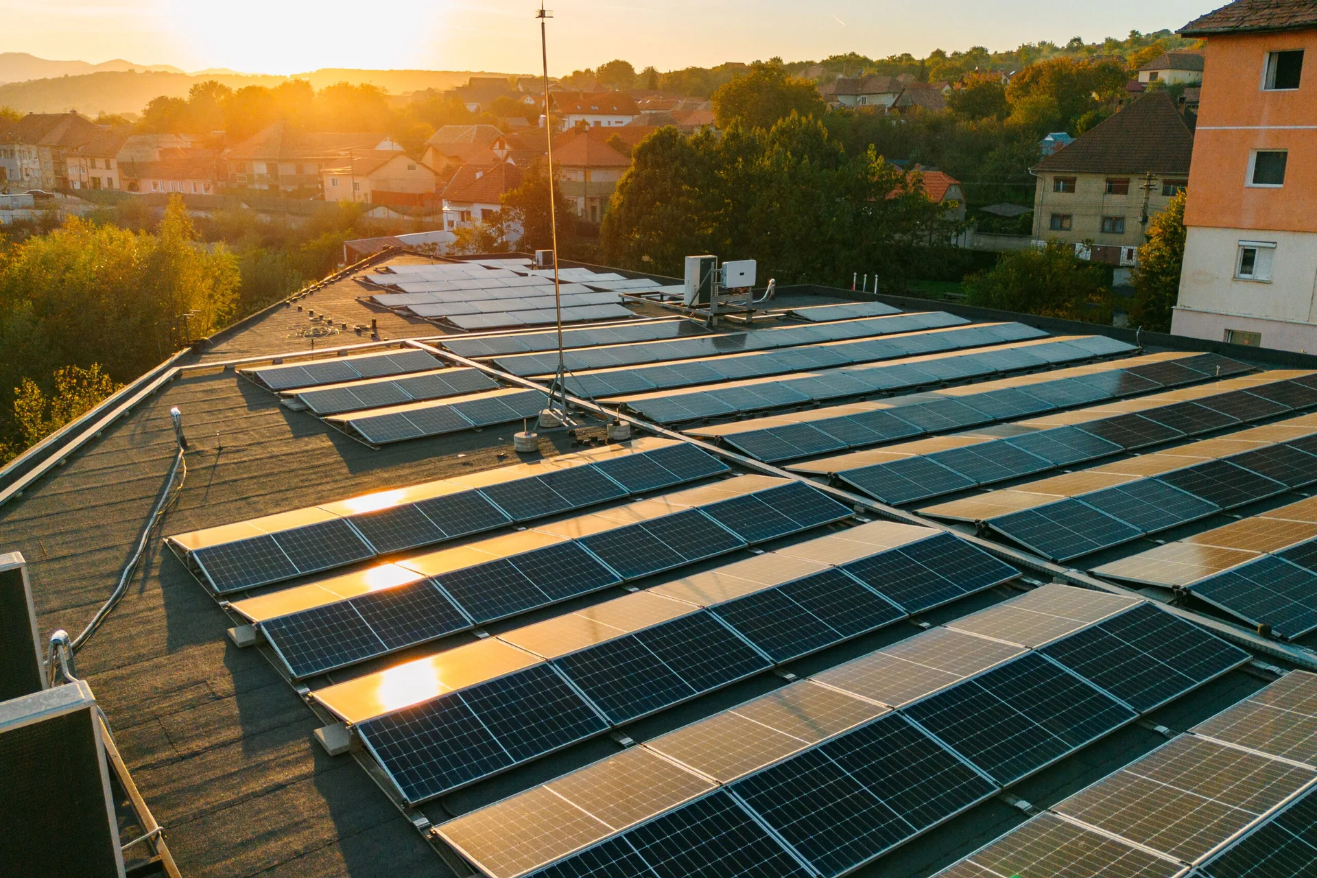 Panouri fotovoltaice instalate pe acoperișul fabricii Geronimo din România, fotografiate în lumina soarelui.